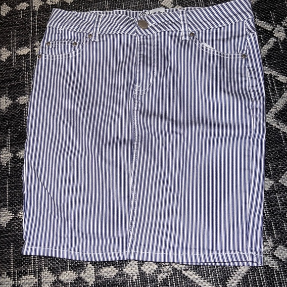 Pin stripe hi-rise skirt - Picture 2 of 4
